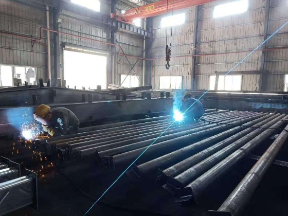 天譜安人在車間加班加點趕出口鋼結(jié)構(gòu)廠房