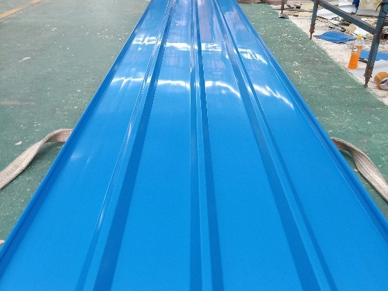 為什么鋼構廠房會選彩鋼夾芯板做圍檔？